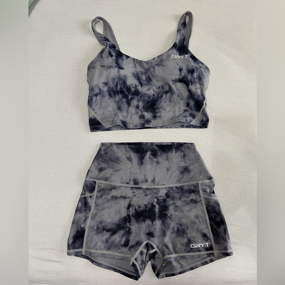 Gryt workout highwastes shorts and sports bra.